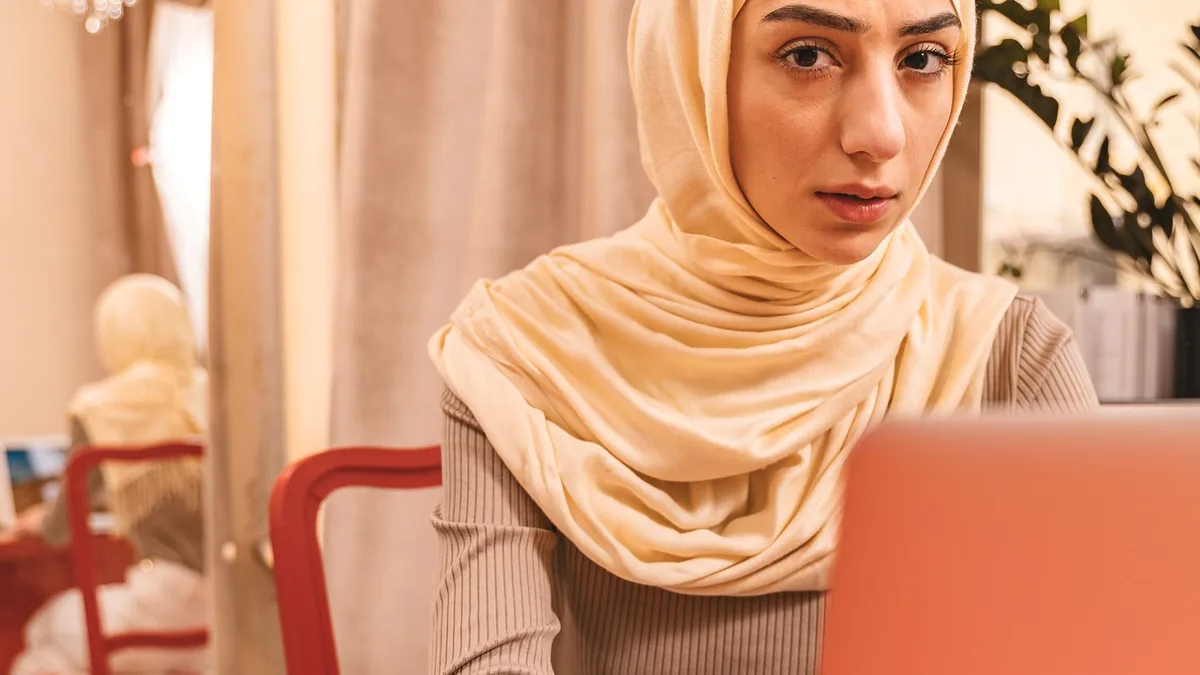 برنامهریزی محتوا و سئو سایت گردشگری پشت لپتاپ