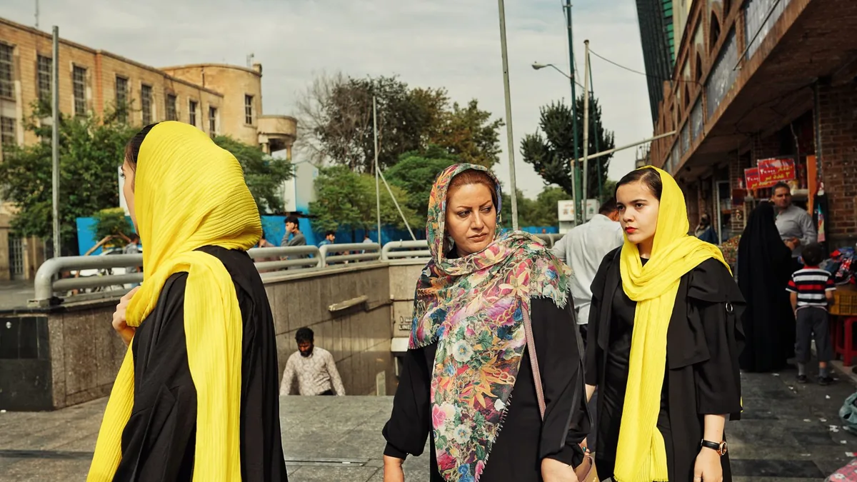گروهی از گردشگران در خیابان یک شهر ایرانی