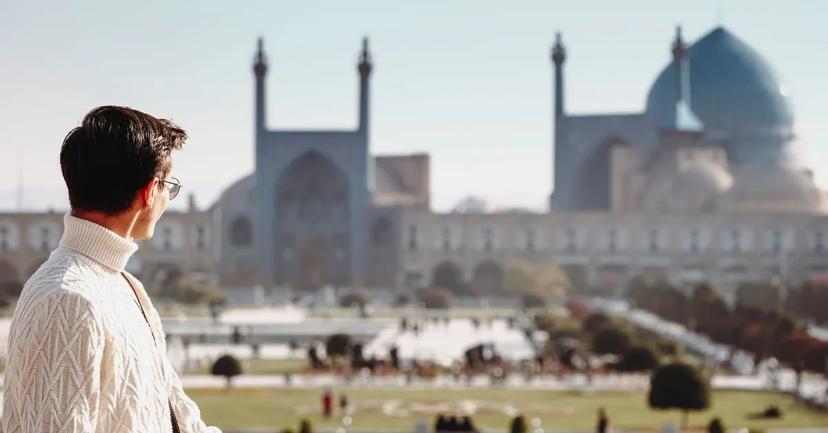 گردشگر در میدان نقش جهان اصفهان — طراحی سایت گردشگری برای مقصدهای ایران