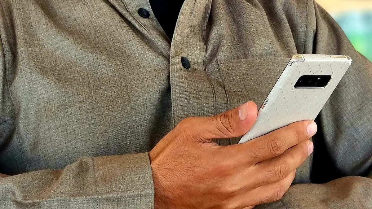 بررسی رزرو سفر با گوشی موبایل — دسترسی آفلاین به واچر در اپلیکیشن آژانس مسافرتی